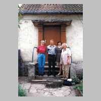 111-1288 1999 Lindendorfer Strasse. Inge-Lore Gratias, geb. Fischer vor ihrem Elternhaus. Das gleiche Haus am 30.09.1933 siehe auf Bild Nr. 111-3353..jpg